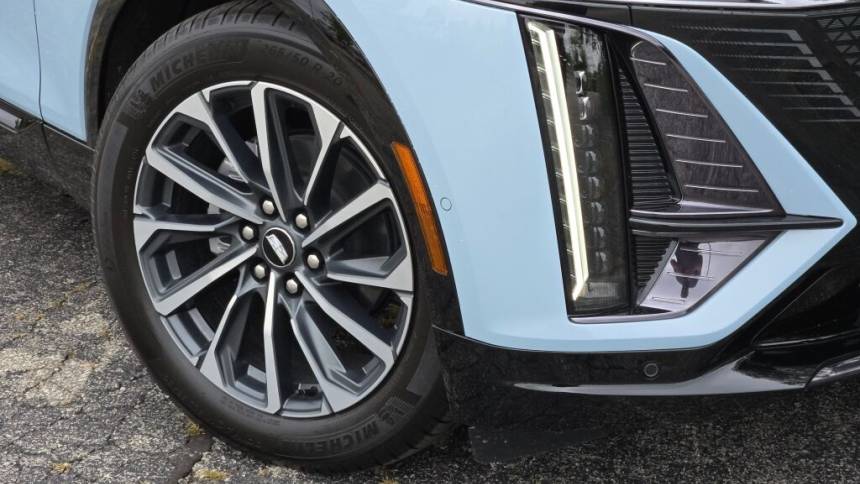 2024 cadillac lyriq sport 2