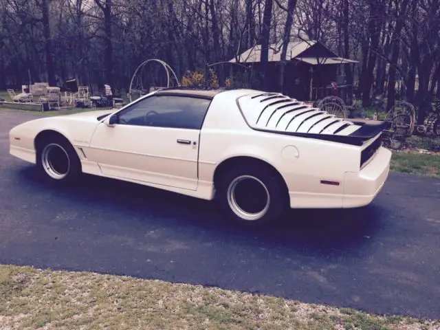 beautiful 1986 white firebird trans am t-tops red gray interior automatic