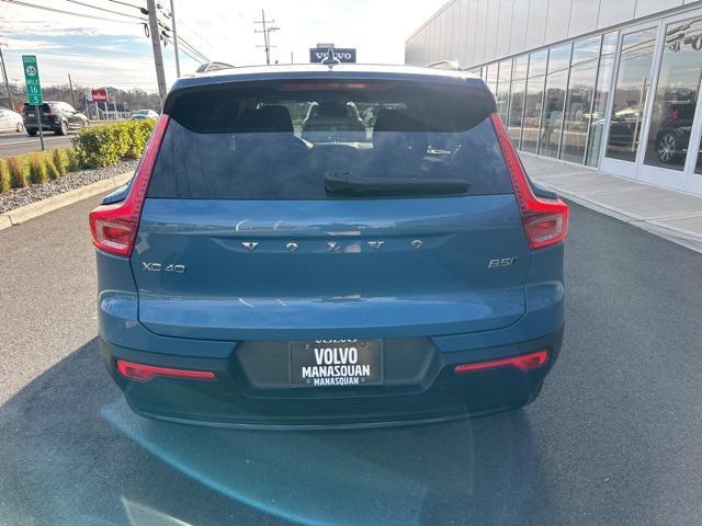 2024 volvo xc40 b5 plus dark theme