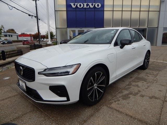 2024 volvo s60 recharge plug-in hybrid t8 plus dark theme