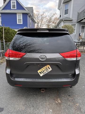 2011 toyota sienna le