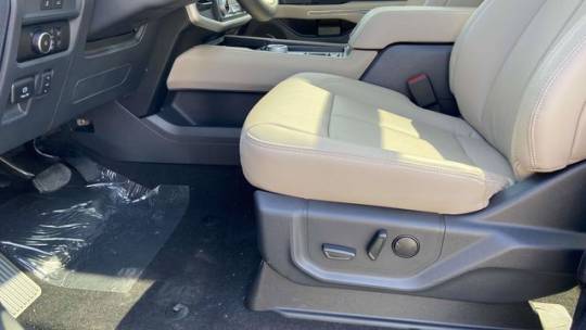 new 2024 ford expedition max xlt rwd