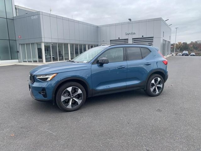 2024 volvo xc40 b5 plus dark theme