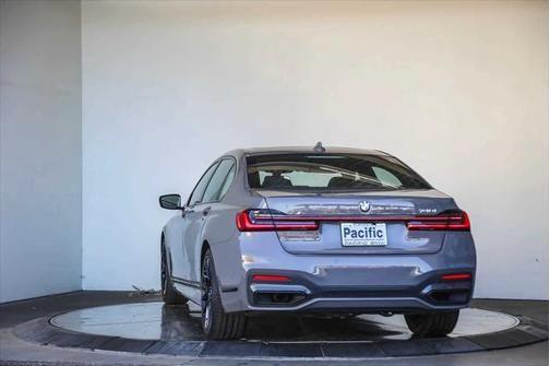 2022 bmw 740