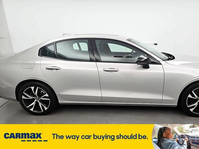 2024 volvo s60 b5 plus dark theme