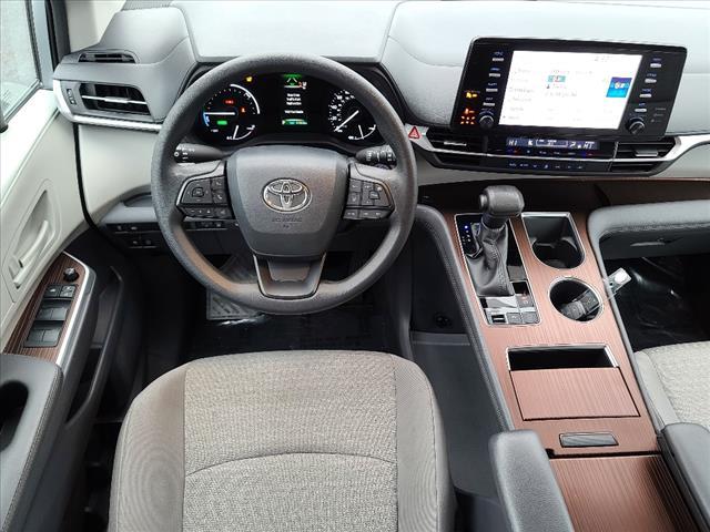 2022 toyota sienna le