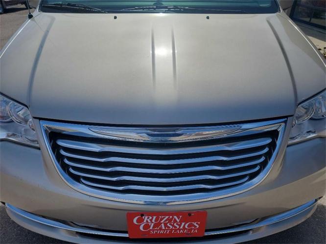2014 chrysler town & country in spirit lake, iowa