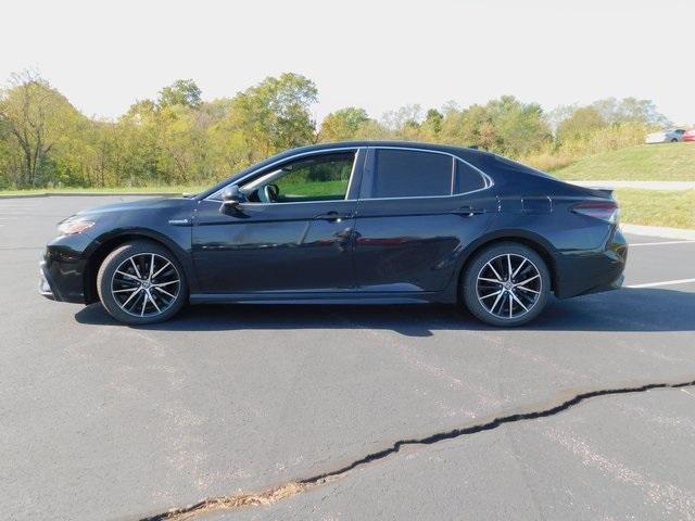 2021 toyota camry hybrid se