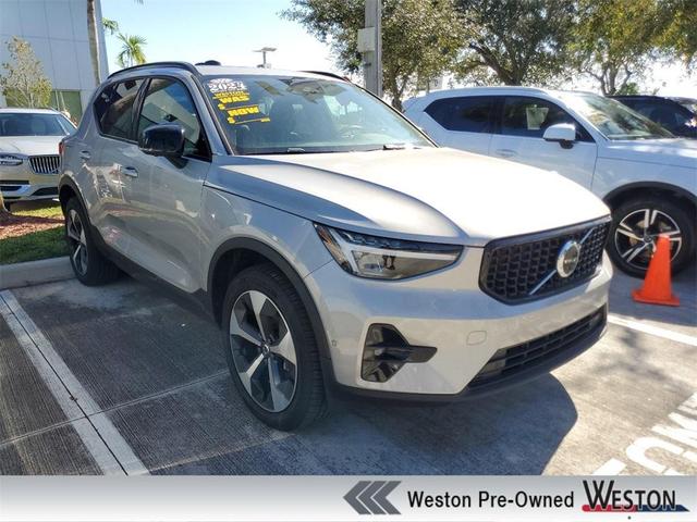 2024 volvo xc40 b5 plus dark theme