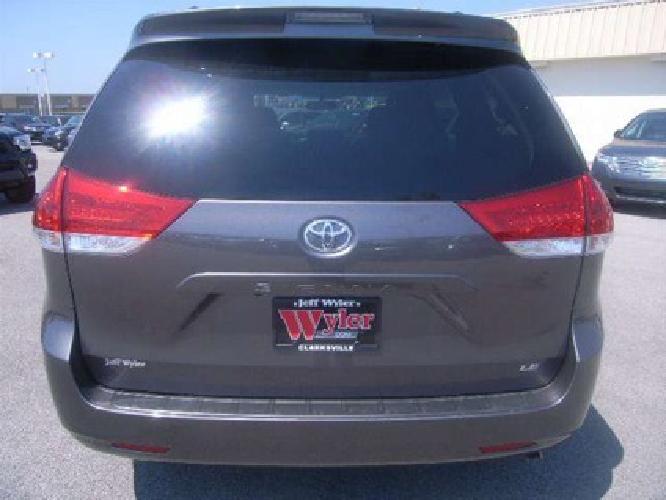2012 toyota sienna le in clarksville, in