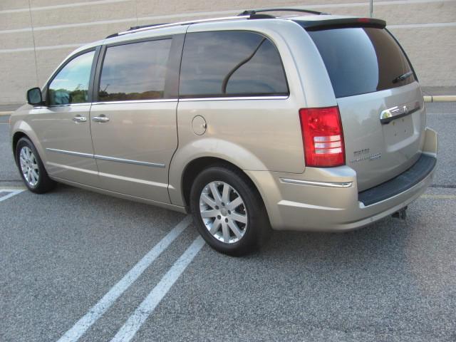 2008 chrysler town & country limited