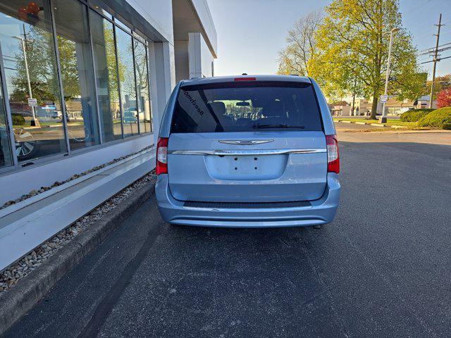 2013 chrysler town & country touring