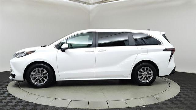 2023 toyota sienna le