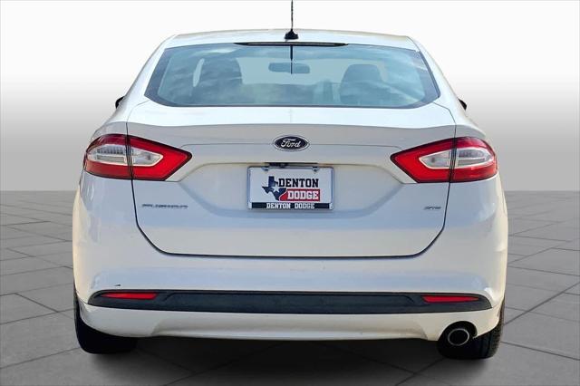 2016 ford fusion se