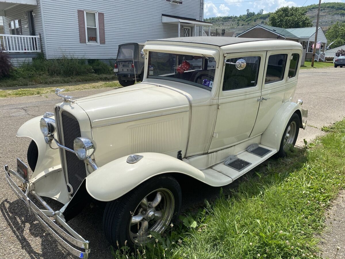 1930 pontiac custom sedan white