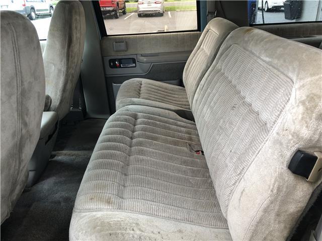 1993 gmc suburban- 3rd row- 4x4 nice truck!