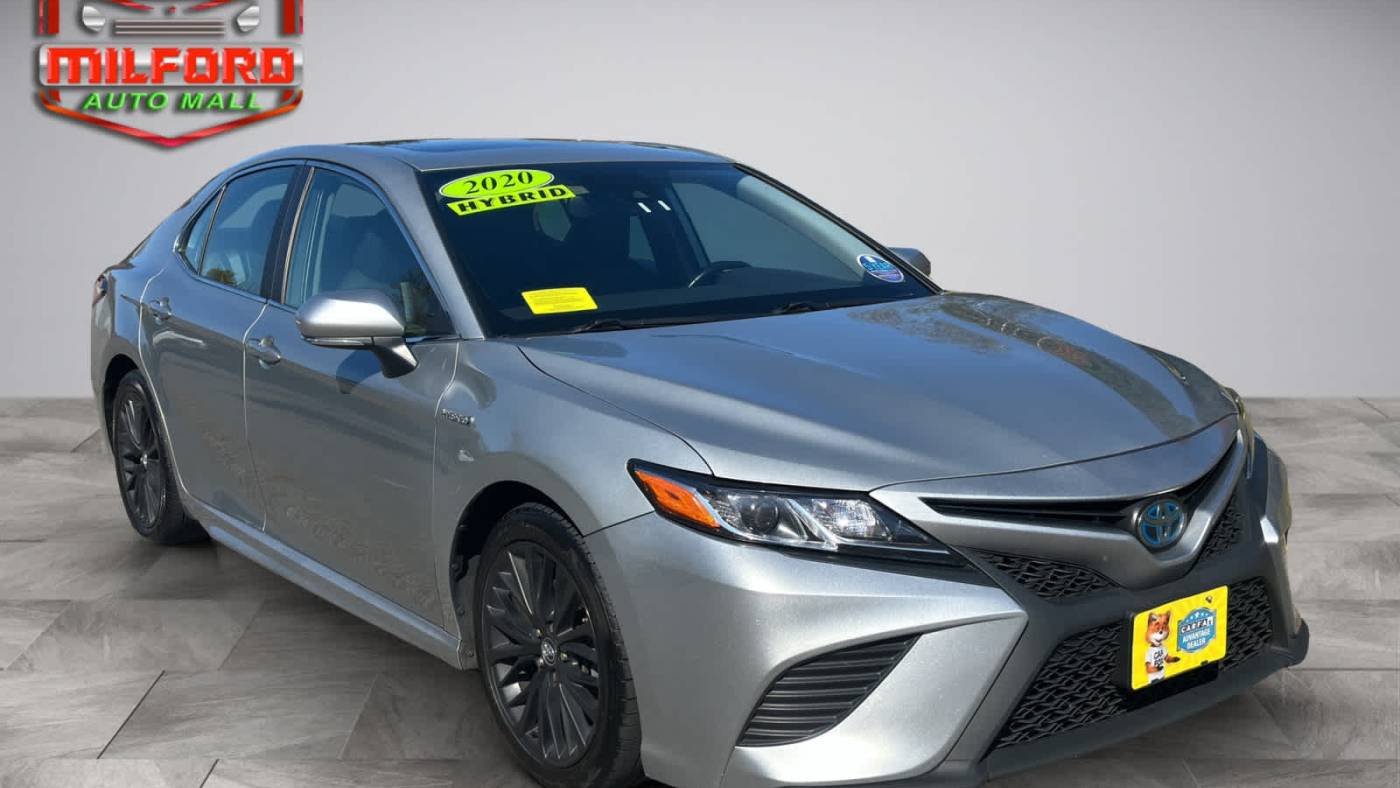 2020 toyota camry hybrid se