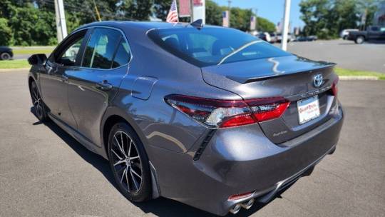 2022 toyota camry hybrid se