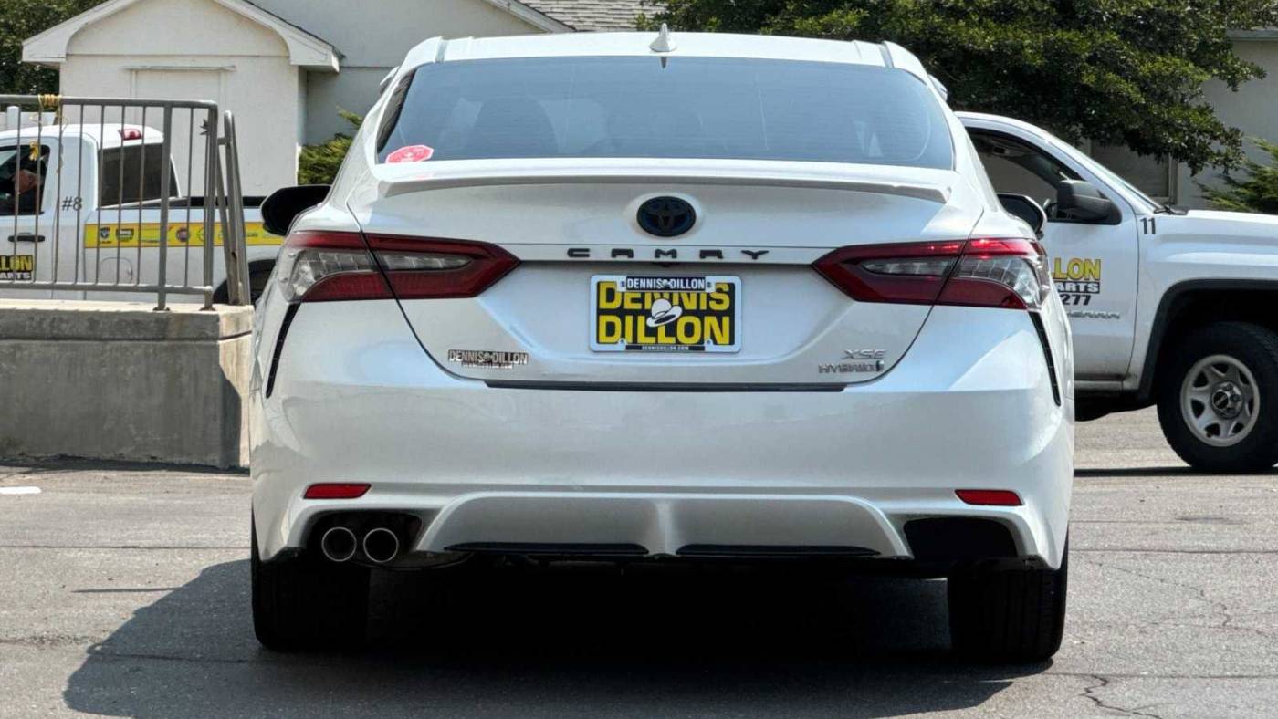 2022 toyota camry hybrid xse