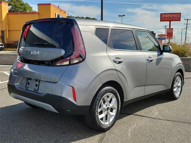 2023 kia soul lx