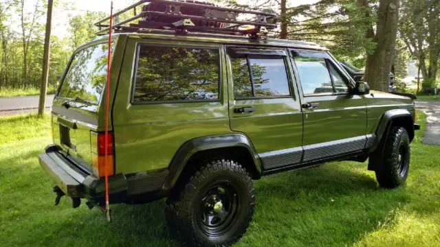 1992 jeep cherokee-lifted and tastefully tricked out! excellent!
