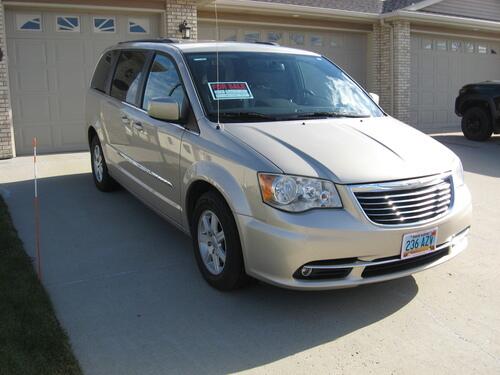 2013 chrysler town and country touring van in excellent condition