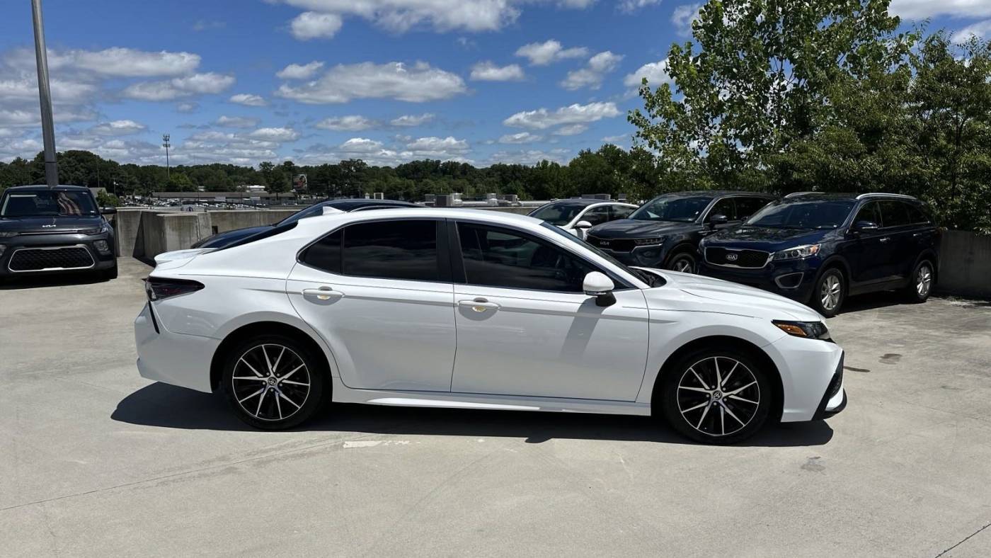 2021 toyota camry se