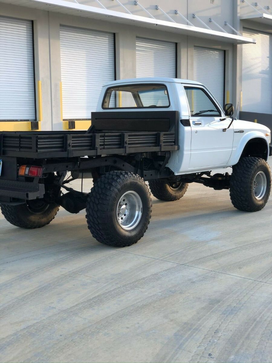 1983 toyota pickup sr5 2dr 4wd (hilux)