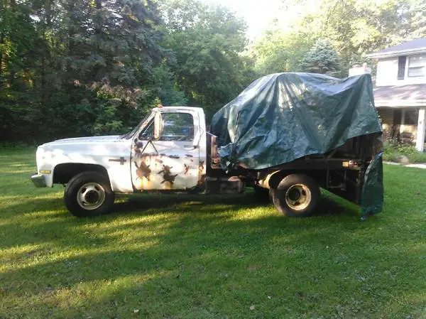 1984 c30 1 ton chevy scottsdale truck, flat bed with lift gate (no reserve)