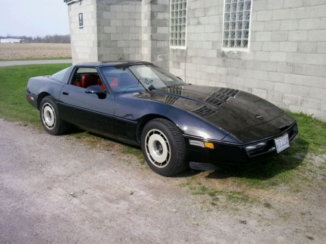 1985 chevrolet corvette , 4 speed, removable glass top . nice !!!
