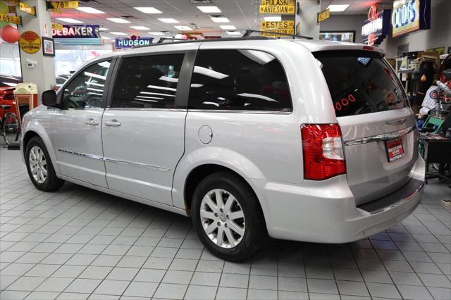 2011 chrysler town & country touring-l