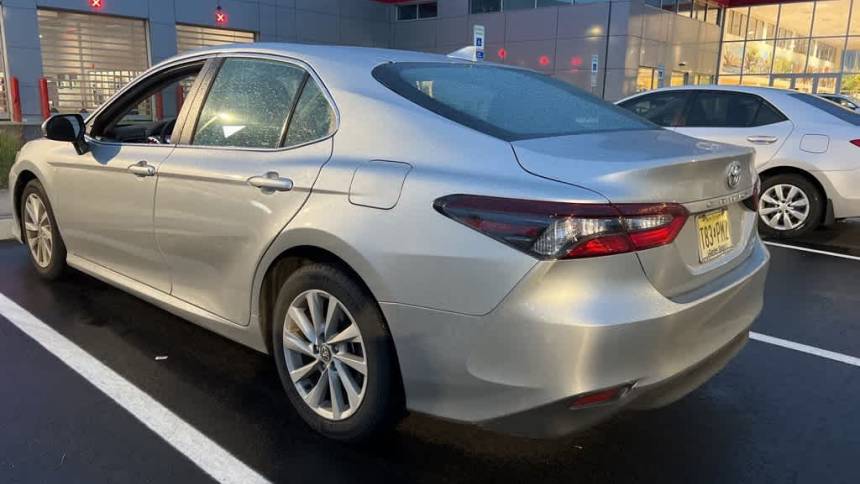 2022 toyota camry le