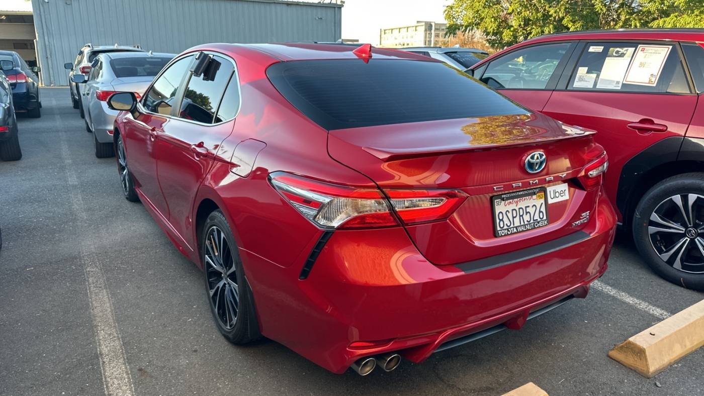 2020 toyota camry hybrid se
