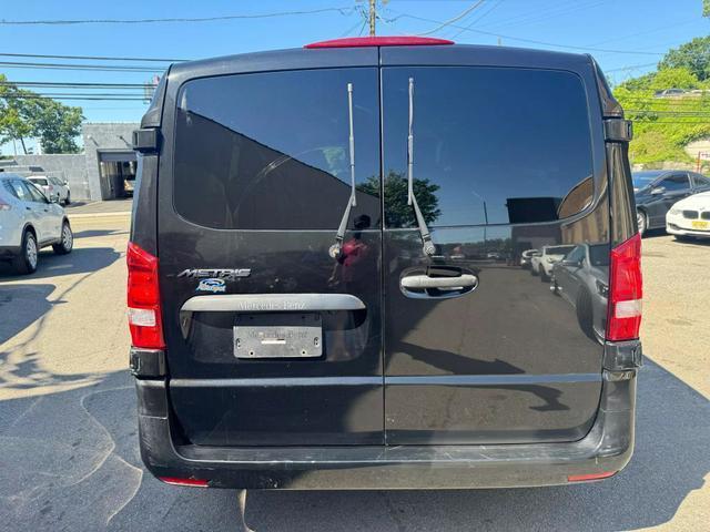 2018 mercedes-benz metris worker