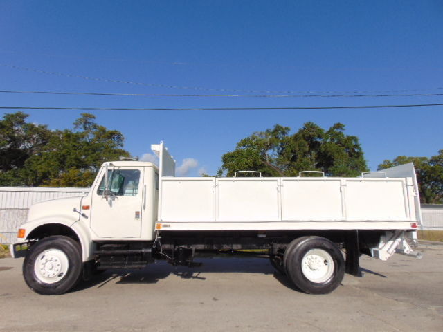 international 4900 "stake side" flatbed w/ liftgate - removeable sides