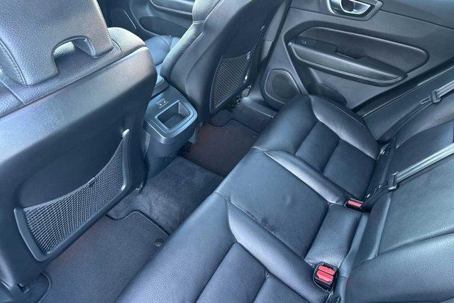 2024 volvo xc60 plus dark theme