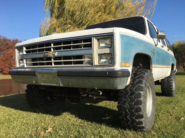 1986 chevy suburban, 4x4 4" lift 35" tires (az vehicle no rust)