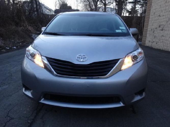 2013 toyota sienna le v6 3.5l in youngstown, oh