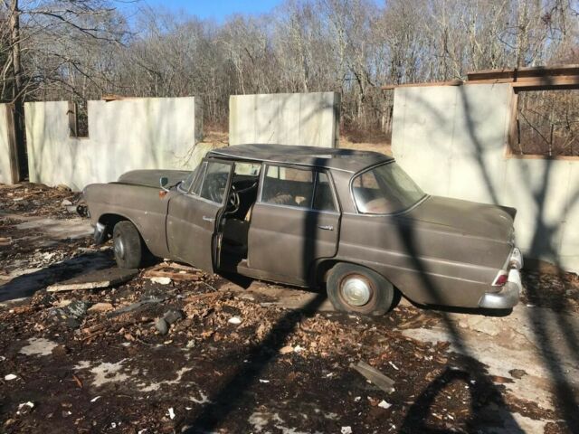 1964 mercedes benz 190 sedan - wingtips; motor runs but likely a parts car