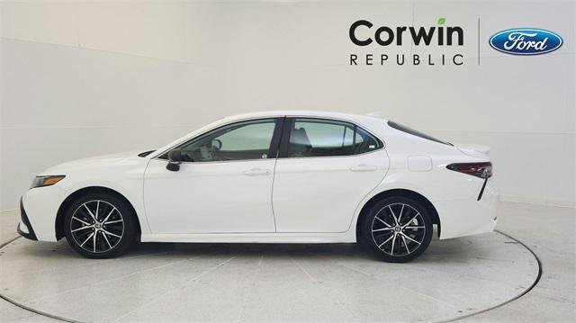 2022 toyota camry se
