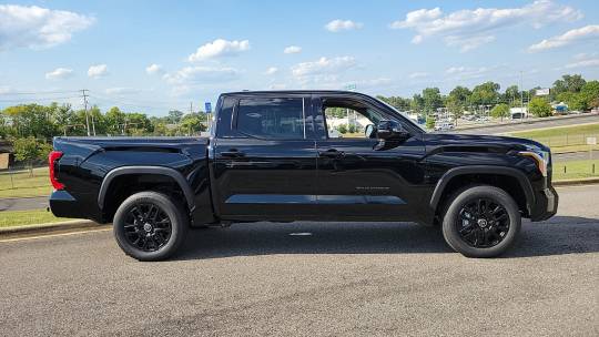 new 2024 toyota tundra limited crewmax 5.5' bed 4wd
