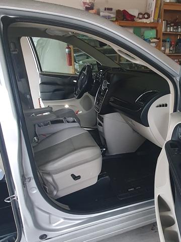 2011 chrysler town & country touring-l
