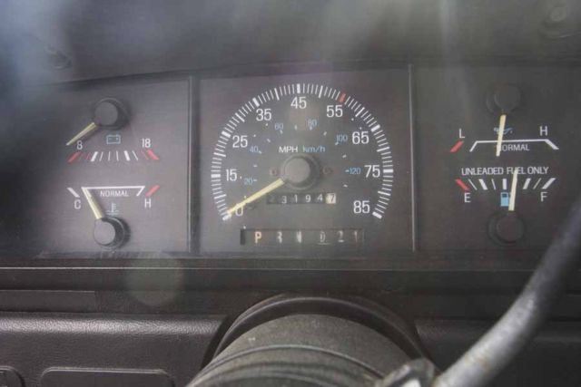 1990 ford f-150 custom standard cab pickup 2-door 4.9l w 1000lb tommy gate lift