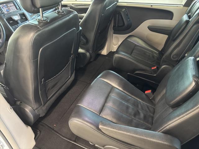 2012 chrysler town & country touring-l