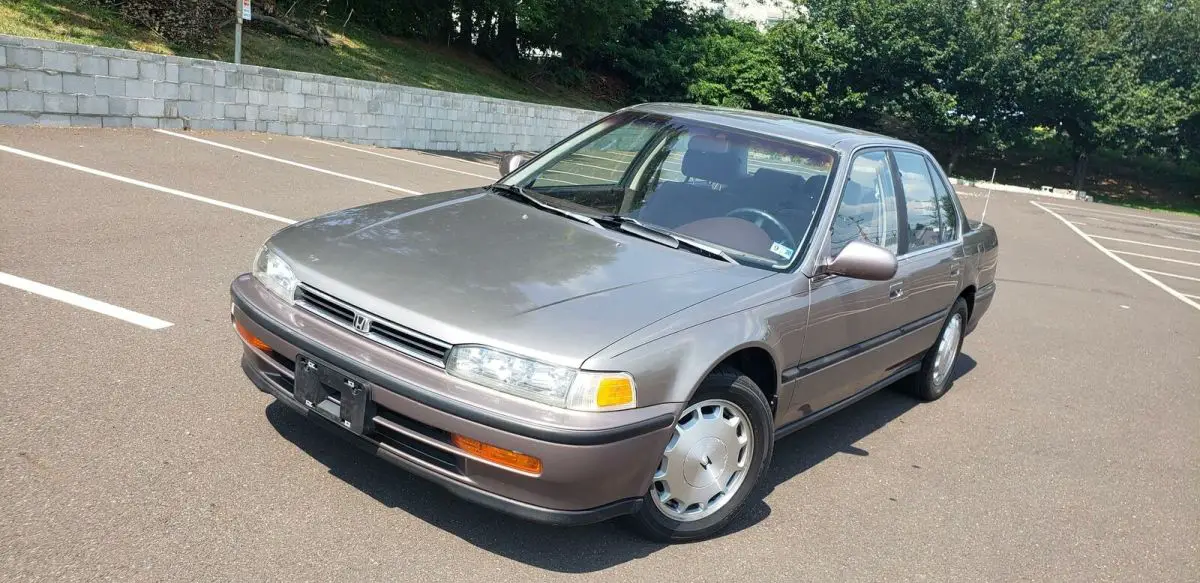 1992 honda accord ex nice and clean runs good , no reserve
