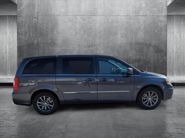2016 chrysler town & country s