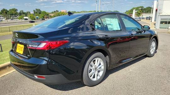 new 2025 toyota camry le (se)