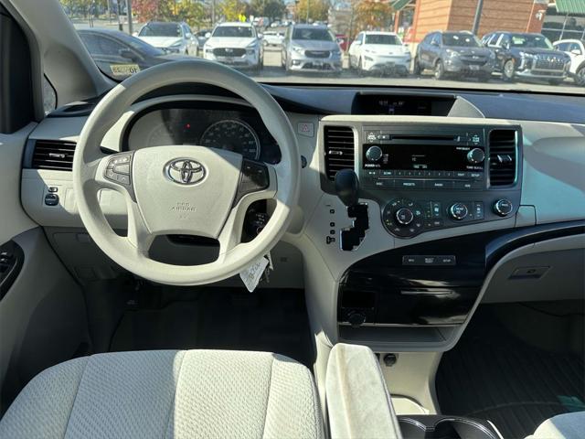 2012 toyota sienna le