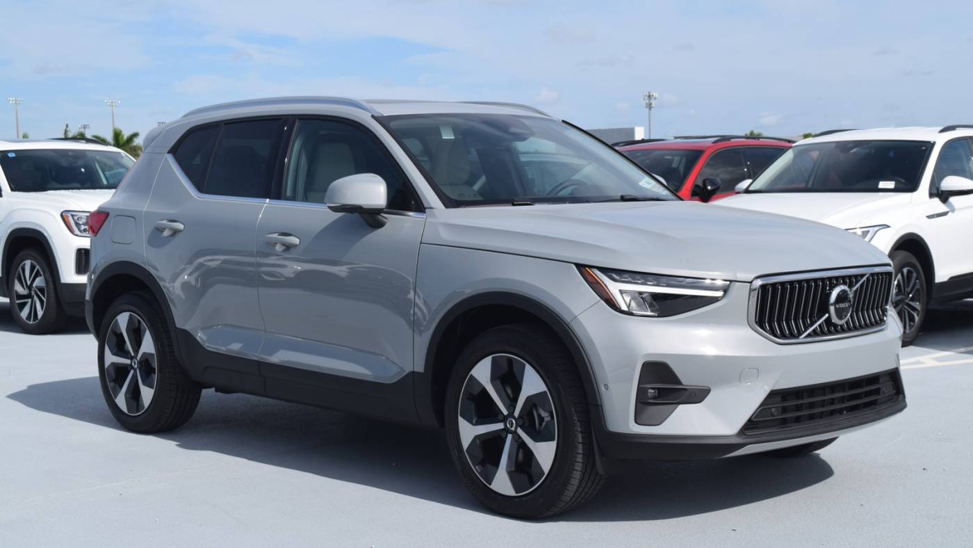 2025 volvo xc40 b5 plus bright theme