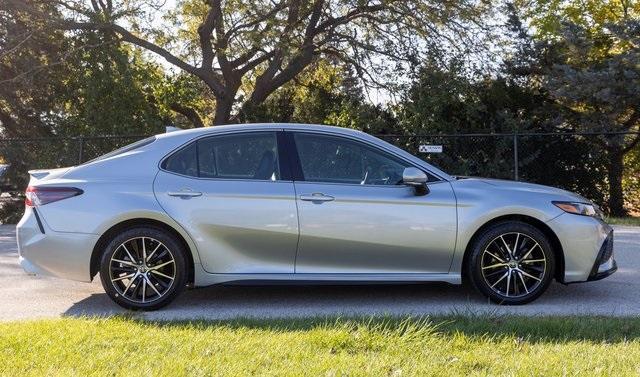 2022 toyota camry se